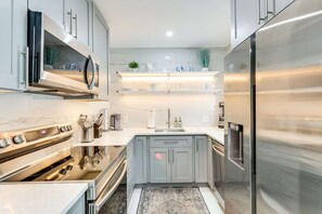 Refrigerador, microondas, horno y parrilla de estufa 