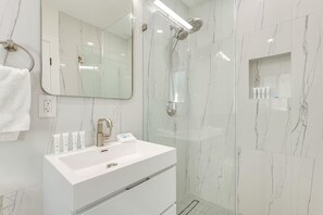 Shower, hair dryer, towels, shampoo - 1 Mi to Las Olas Eats! Modern Apt w Shared Patio (Fort Lauderdale)