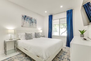 Desk, iron/ironing board, WiFi, wheelchair access - 1 Mi to Las Olas Eats! Modern Apt w Shared Patio (Fort Lauderdale)