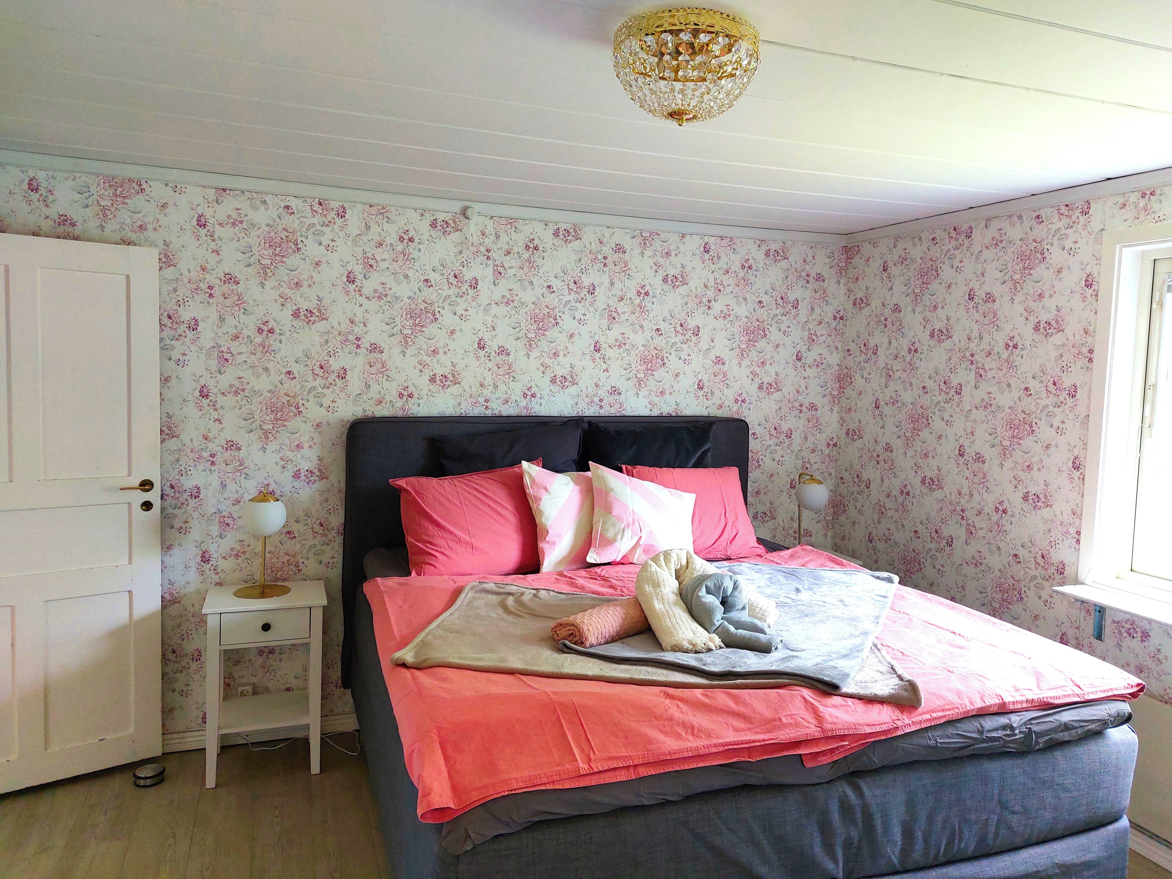 4 bedrooms, iron/ironing board, travel crib, free WiFi