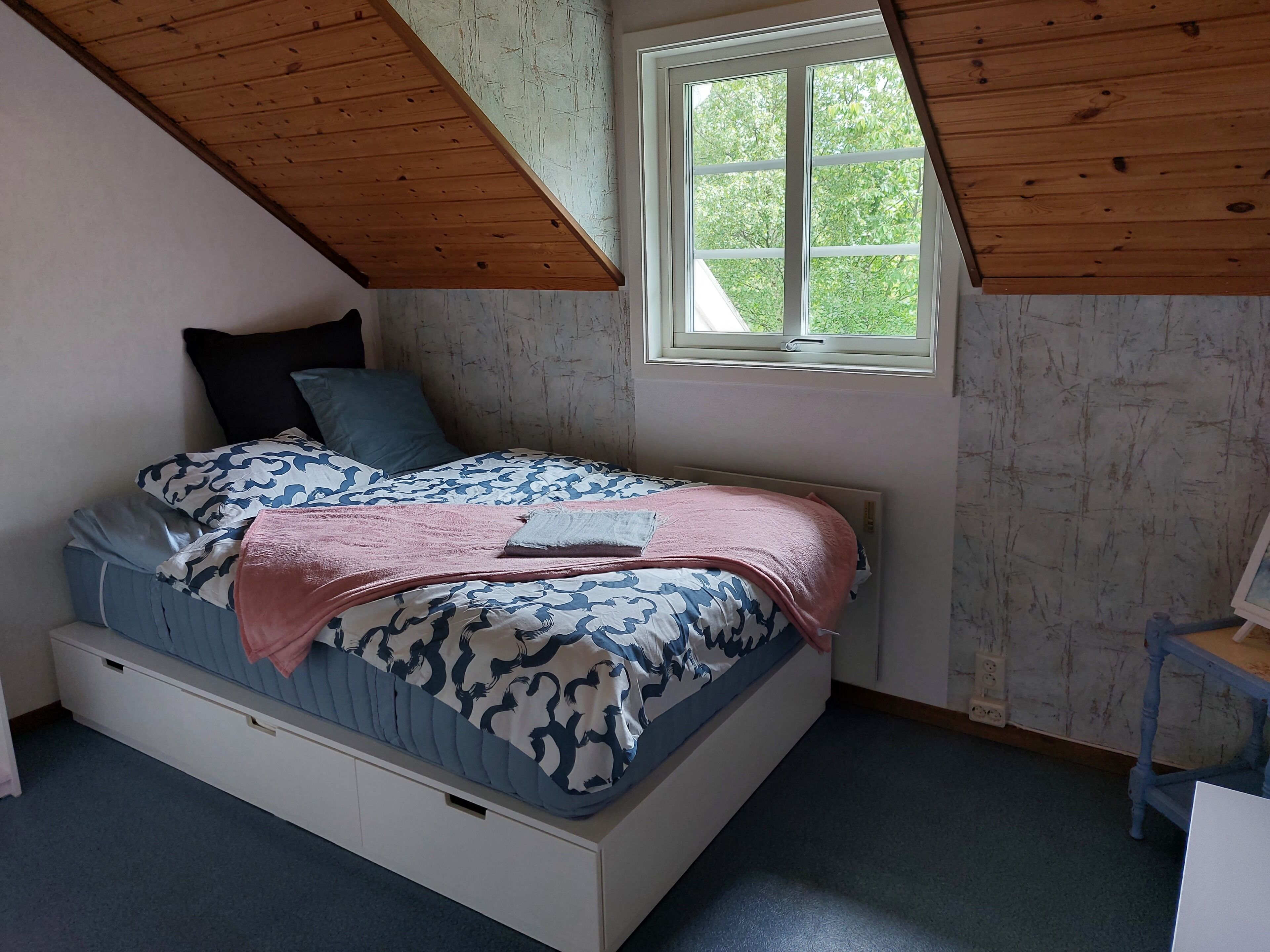 4 bedrooms, iron/ironing board, travel crib, free WiFi