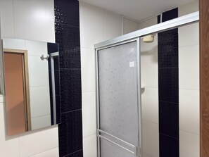 Regadera, toallas, jabón, papel de baño 