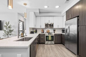 Fridge, microwave, oven, stovetop - Stylish Nashville 2BR w Skyline Views (Nashville)