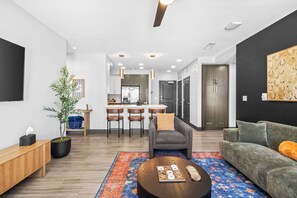 TV, offices - Stylish Nashville 2BR w Skyline Views (Nashville)