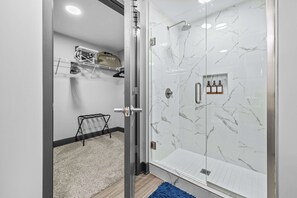 Shower, hair dryer, towels, shampoo - Stylish Nashville 2BR w Skyline Views (Nashville)