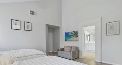 7BR Home/10Beds/4BA/3TVs/Foosball/2 Suite
