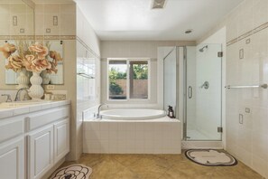 Douche, sèche-cheveux, serviettes fournies, papier toilette