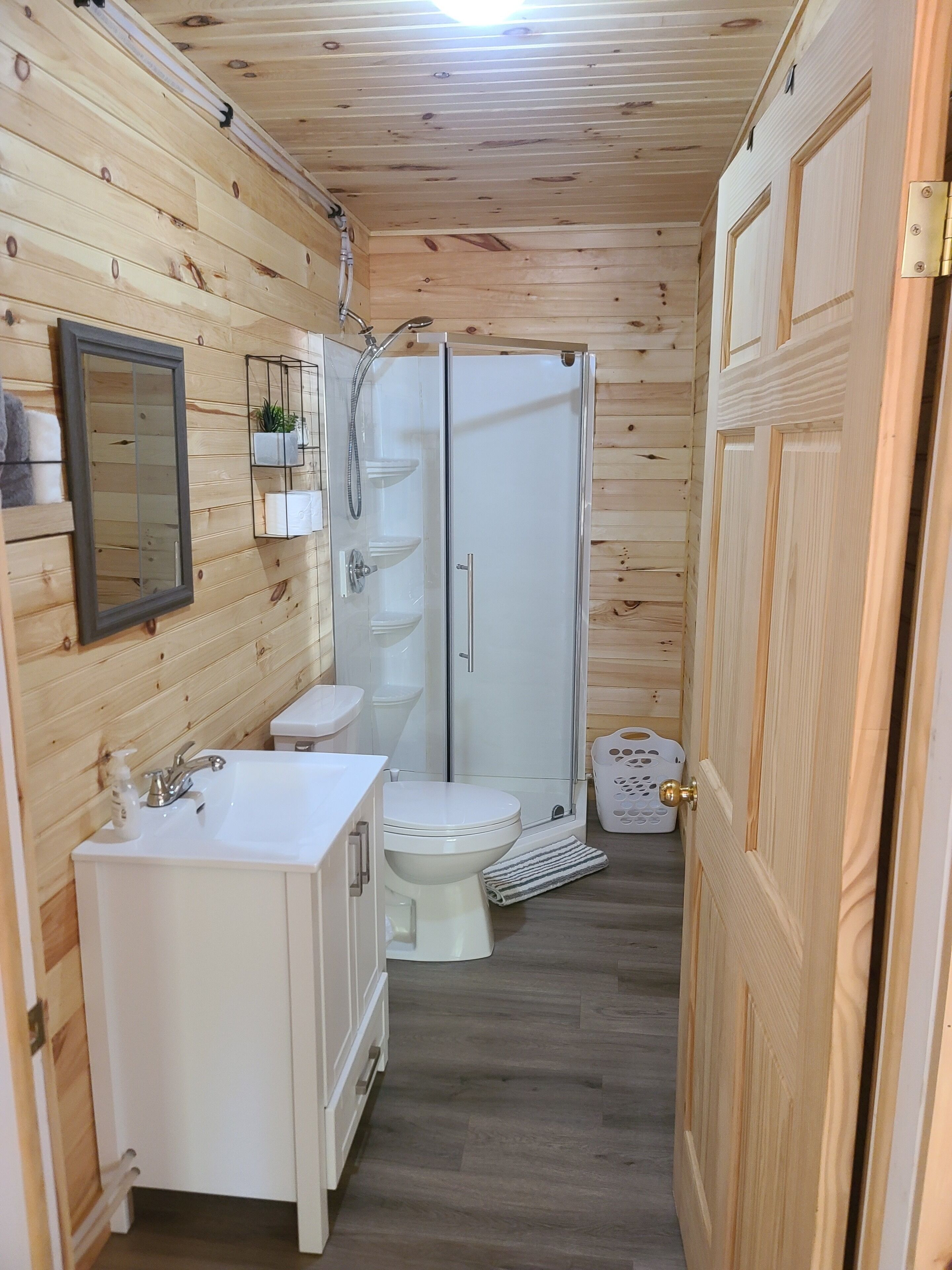 シャワー、タオル、トイレットペーパー
