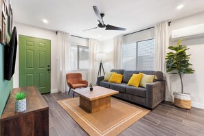 Living area - Desert Flower Stay 10 Minutes from the Airport (Phoenix)