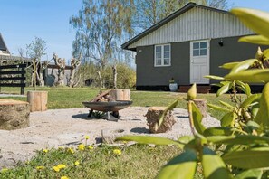 A rustic cabin with a metal roof, a wooden door, and a window. - Holiday home for 6 near beach and Hals town (Hals)