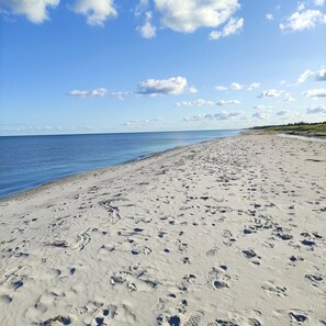 A sandy beach with footprints, a clear sky, and a calm sea. - Holiday home for 6 near beach and Hals town (Hals)