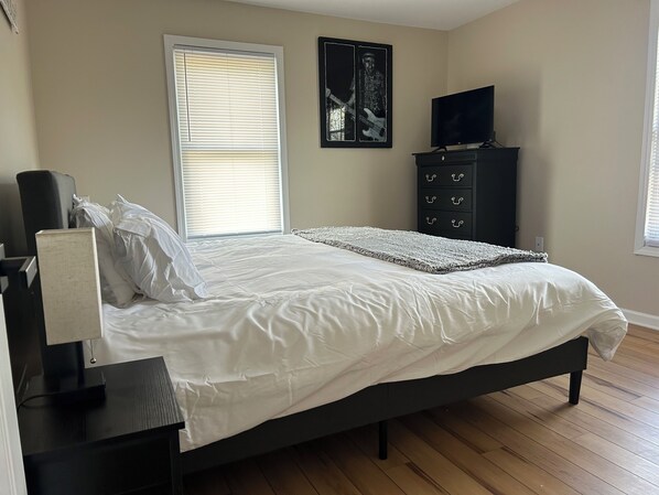4 bedrooms, desk, iron/ironing board, free WiFi