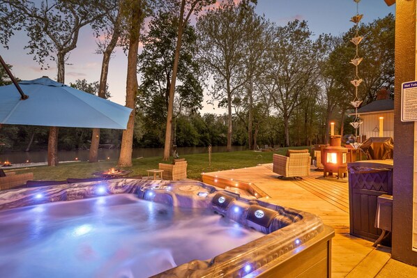 Outdoor spa tub
