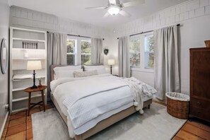 3 bedrooms, desk, free WiFi, bed sheets - Peaceful 2-Acre Farmhouse Retreat, King Beds + Covered Porch + View (Arlington)