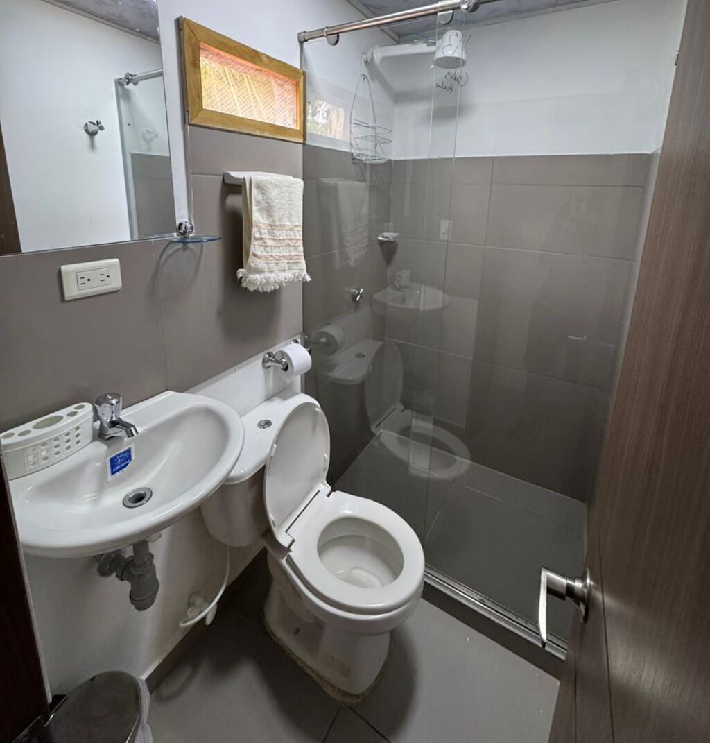 Serviettes fournies, savon, papier toilette