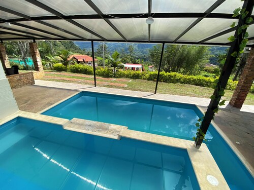 Private swimming pool, BBQ area, 5 min from the city center, Incredible views
