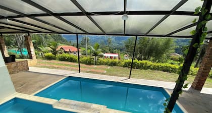 Private swimming pool, BBQ area, 5 min from the city center, Incredible views