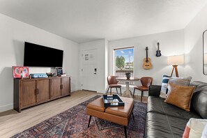Smart TV, music library - Creekside Couples Retreat • Walk to Branson Landing (Branson)