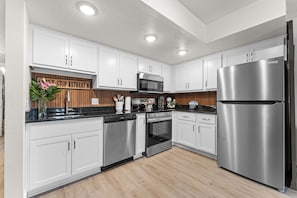 Réfrigérateur, four à micro-ondes, un four, surface de cuisson