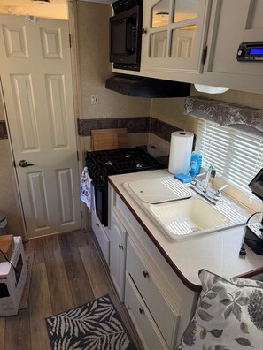 Private kitchen - Lantern Acres Retreat (Columbia)