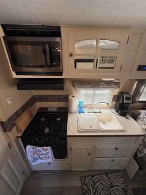 Private kitchen - Lantern Acres Retreat (Columbia)