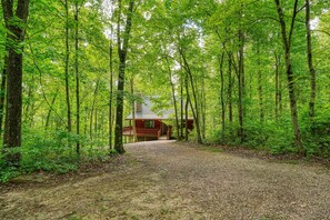 A cabin surrounded by a forest with a gravel path leading to it. - Memory Ridge Retreat, Sleeps 8, Walking Distance to Old Man's Cave (Logan)