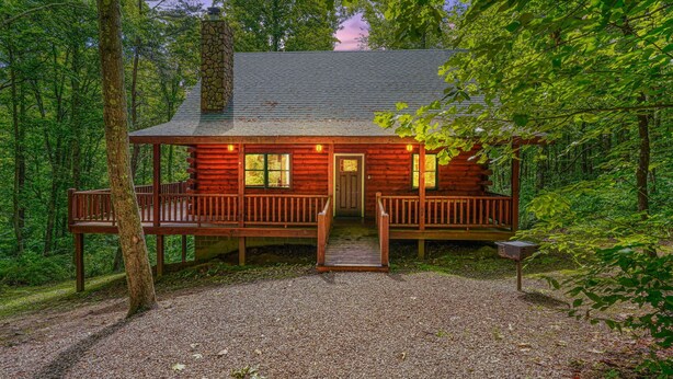 A cabin with a porch, a chimney, and a gravel driveway surrounded by trees. - Memory Ridge Retreat, Sleeps 8, Walking Distance to Old Man's Cave (Logan)