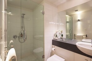 Douche, sèche-cheveux, serviettes fournies, savon