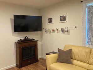 Smart TV - Adorable Private 2-bedroom Casita with AC in charming Auburn (Auburn)
