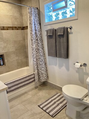 Hair dryer, towels, soap, toilet paper - Adorable Private 2-bedroom Casita with AC in charming Auburn (Auburn)