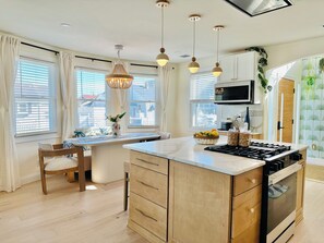 Private kitchen - Sandy Buns Bungalow Beach House Escape (Ventnor City)