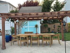 Outdoor dining - Sandy Buns Bungalow Beach House Escape (Ventnor City)