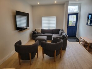 Living area - Stay in the heart of Toronto. Private and comfortable semi-detached home. (Toronto)