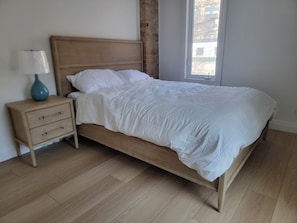 Iron/ironing board, bed sheets - Stay in the heart of Toronto. Private and comfortable semi-detached home. (Toronto)