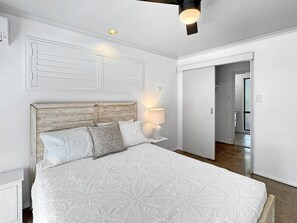Tabla de planchar con plancha, wifi y ropa de cama 