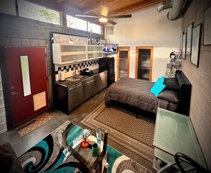 1 bedroom, WiFi - Mid Century Modern Casita, kitchenette, laundry, AC & pool in Uptown Phoenix (Phoenix)