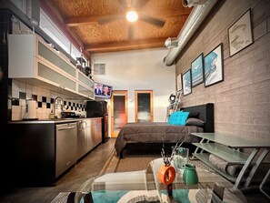 1 bedroom, WiFi - Mid Century Modern Casita, kitchenette, laundry, AC & pool in Uptown Phoenix (Phoenix)