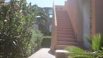 Villa Luxe, patio, vue jardin | Enceinte de lâhĂ©bergement