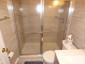 Bathroom - Bright & Welcoming 2BR Near Beach, Boardwalk & Local Attractions (Ocean City)