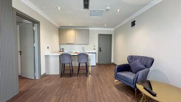Suite, Balcony, City View | Living area