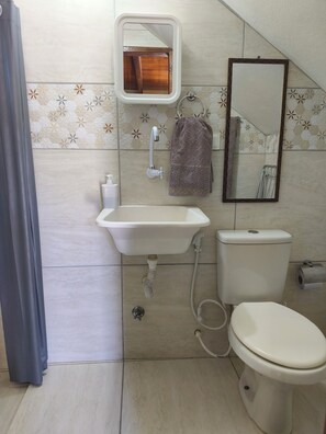 Shower, bidet, towels, soap - Cozy Chalet, Your Beach Retreat (Cabo de Santo Agostinho)