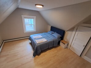 Room - Charming 2-bedroom apartment in charming Attleboro (Attleboro)