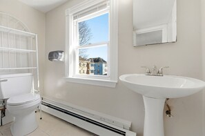 Bathroom - Charming 2-bedroom apartment in charming Attleboro (Attleboro)