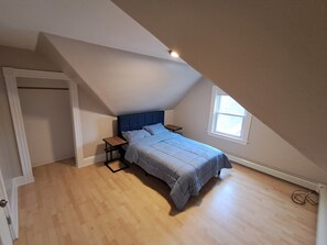 Room - Charming 2-bedroom apartment in charming Attleboro (Attleboro)