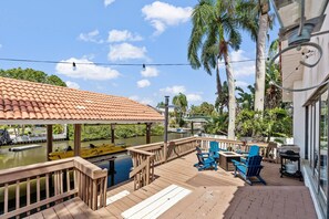 Outdoor dining - Palm Harbor Family Retreat, 2 Kayaks, Air Hockey, Foos Ball, Fishing, Boat Lift (Palm Harbor)
