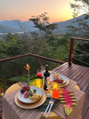 Outdoor dining - Shapaja Glamping- Cetico Dome (San Martín)