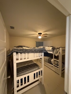 Room - Gorgeous 3-bedroom house -Sleeps 10-with swimming pool in charming Port Isabel (Port Isabel)