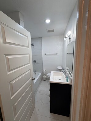 Bathroom - Gorgeous 3-bedroom house -Sleeps 10-with swimming pool in charming Port Isabel (Port Isabel)
