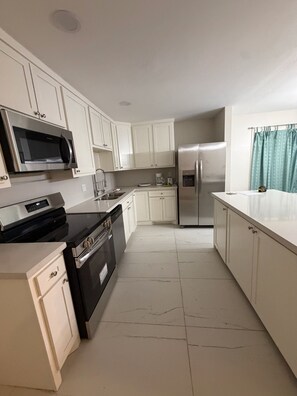 Private kitchen - Gorgeous 3-bedroom house -Sleeps 10-with swimming pool in charming Port Isabel (Port Isabel)
