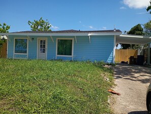 Exterior - Gorgeous 3-bedroom house -Sleeps 10-with swimming pool in charming Port Isabel (Port Isabel)